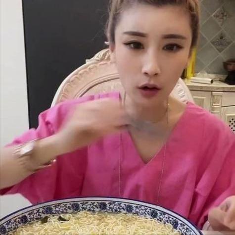 食量最大的网红是谁,“食量惊人！揭秘食量最大的网红是谁？”