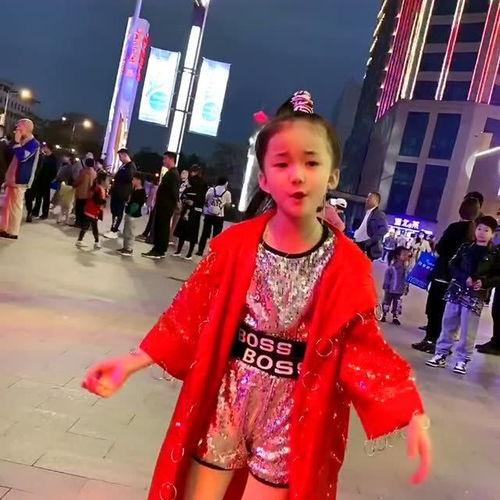 网红东北小女孩唱歌,萌化网友心