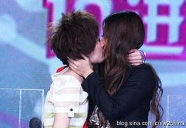 女明星亲吻的图片